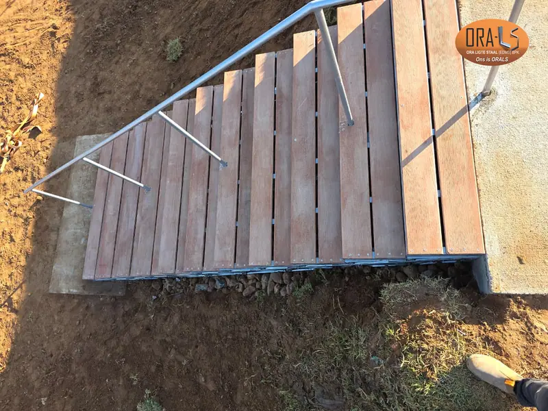 Pasgemaakte projek 04: pasgemaakte ligte staaltrappe